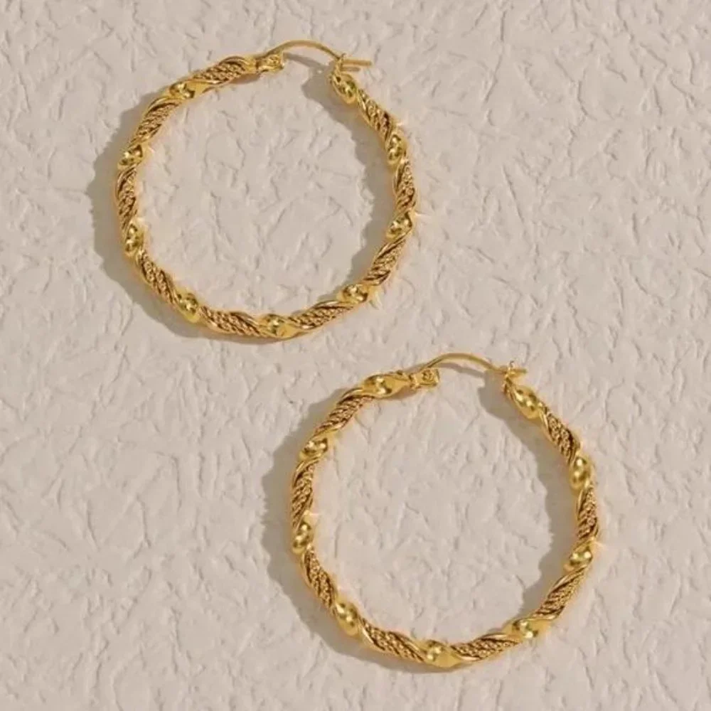 NEW 18K GOLD TWISTED CIRCLE HOOP EARRINGS, NICE EARRINGS, CUTE EARRINGS - Picture 3 of 6